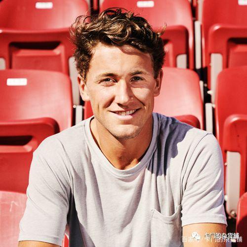 侧跑动呈 侧跑动呈